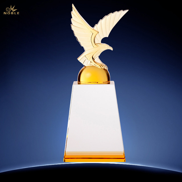 Eagle Shape Liuli Trophy with Crystal Base