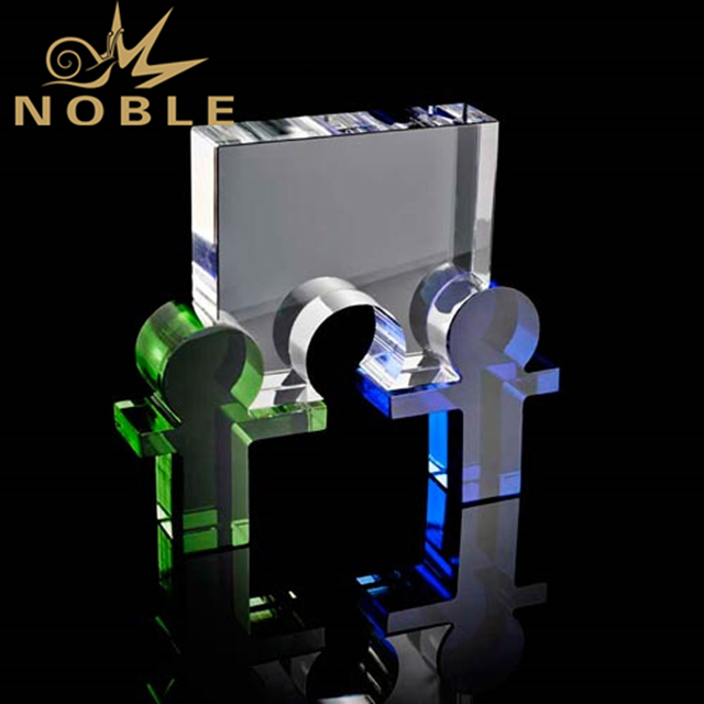 724---074 Crystal hand in hand award Length 190.0000mm Width 30.0000mm Height 140.0000mm Weight 2.0000KG