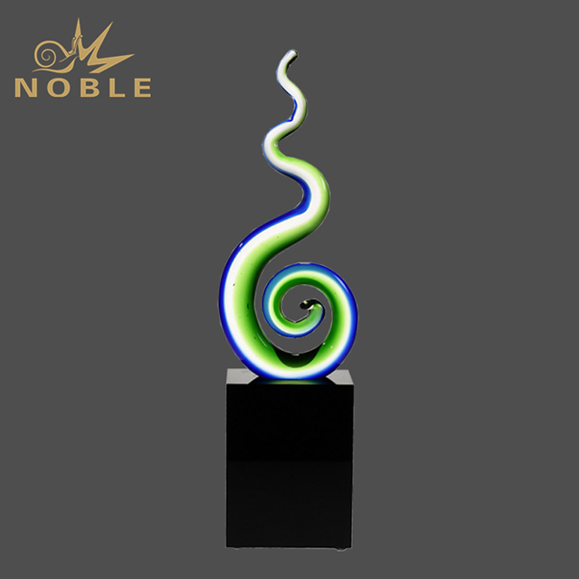 172---133 TM-G1604-HR Twisting Treasure Artglass Award