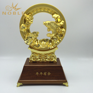 New Fashion Gold Fish Metal Trophy with Wooden Base