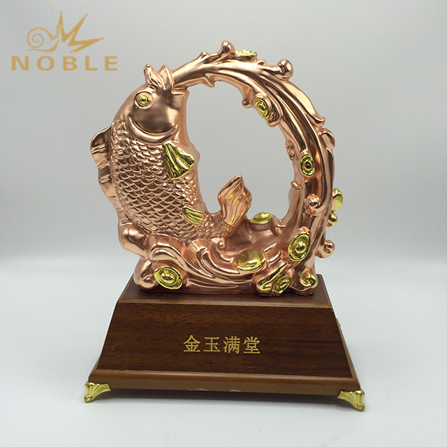 New Fashion Fish Metal Trophy with Wooden Base
