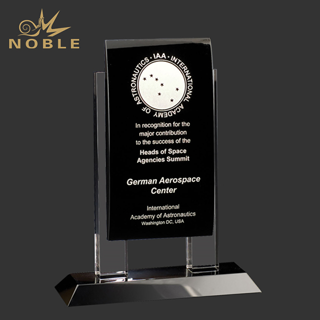 713---054 T-WFMB810-HR Black Crystal Award Stand