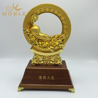 New Fashion Decorative Metal Trophy with Wooden Base