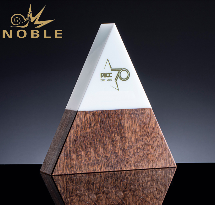 Popular New Design Custom Crystal Pyramid Award with Wooden Base