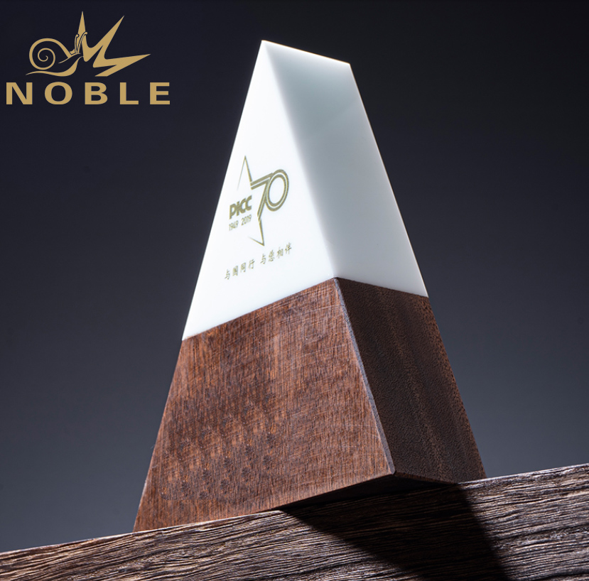 Popular New Design Custom Crystal Pyramid Award with Wooden Base