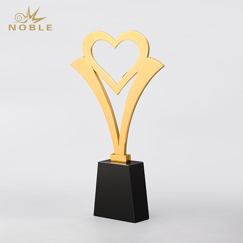 Noble Best Selling Free Mold Gold Silver Bronze Custom Metal Love Heart Trophy As Thanksgiving Souvenir Gifts