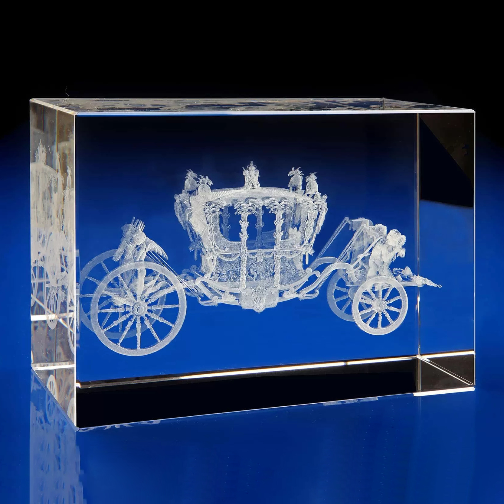 Noble Manufacturer Wholesale Crystal Cube With 3D Laser Building UK Gift Personalized Custom Logo Trophy Award Hand Crafts