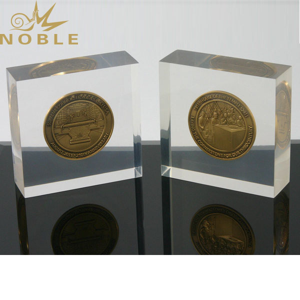 Noble High Quality Lucite Coin Embedment Inside Acrylic Paperweight As Business Gifts
