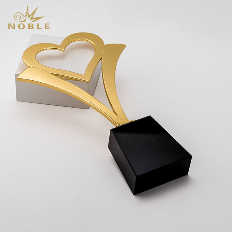 Noble Best Selling Free Mold Gold Silver Bronze Custom Metal Love Heart Trophy As Thanksgiving Souvenir Gifts