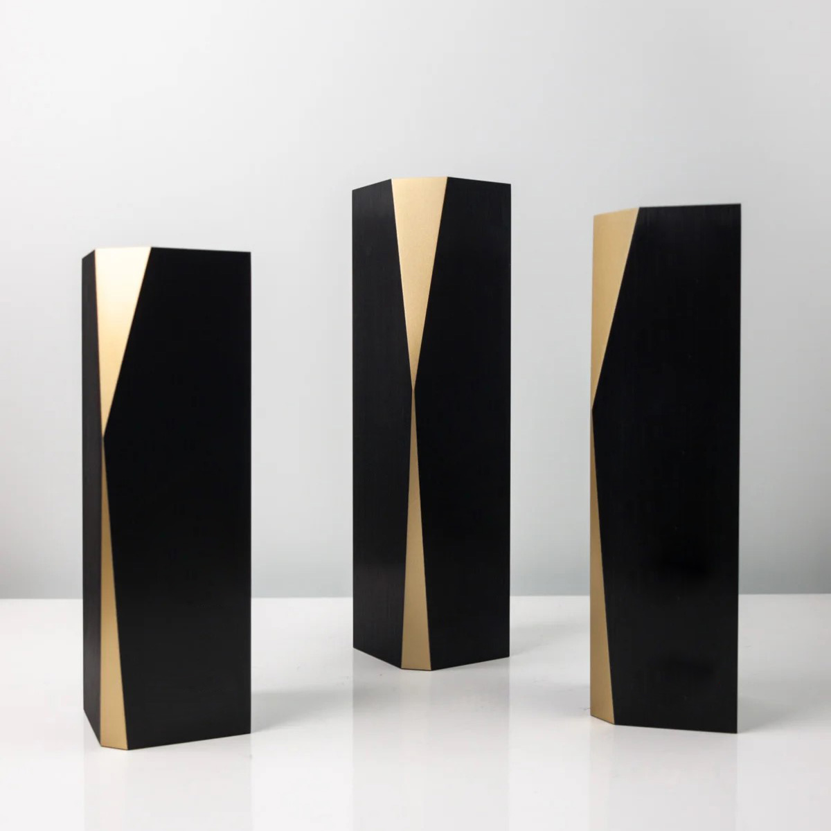 High Quality Gold Black Metal Aluminum Tower Custom Bespoke Etched Logo Business Gift Craft Trophy Awards