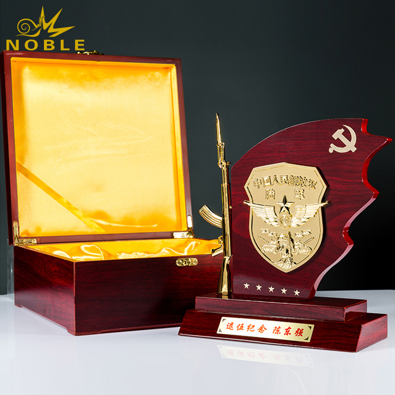 Manufacturer Wood Shield Plaque with Soft Enamel Metal 